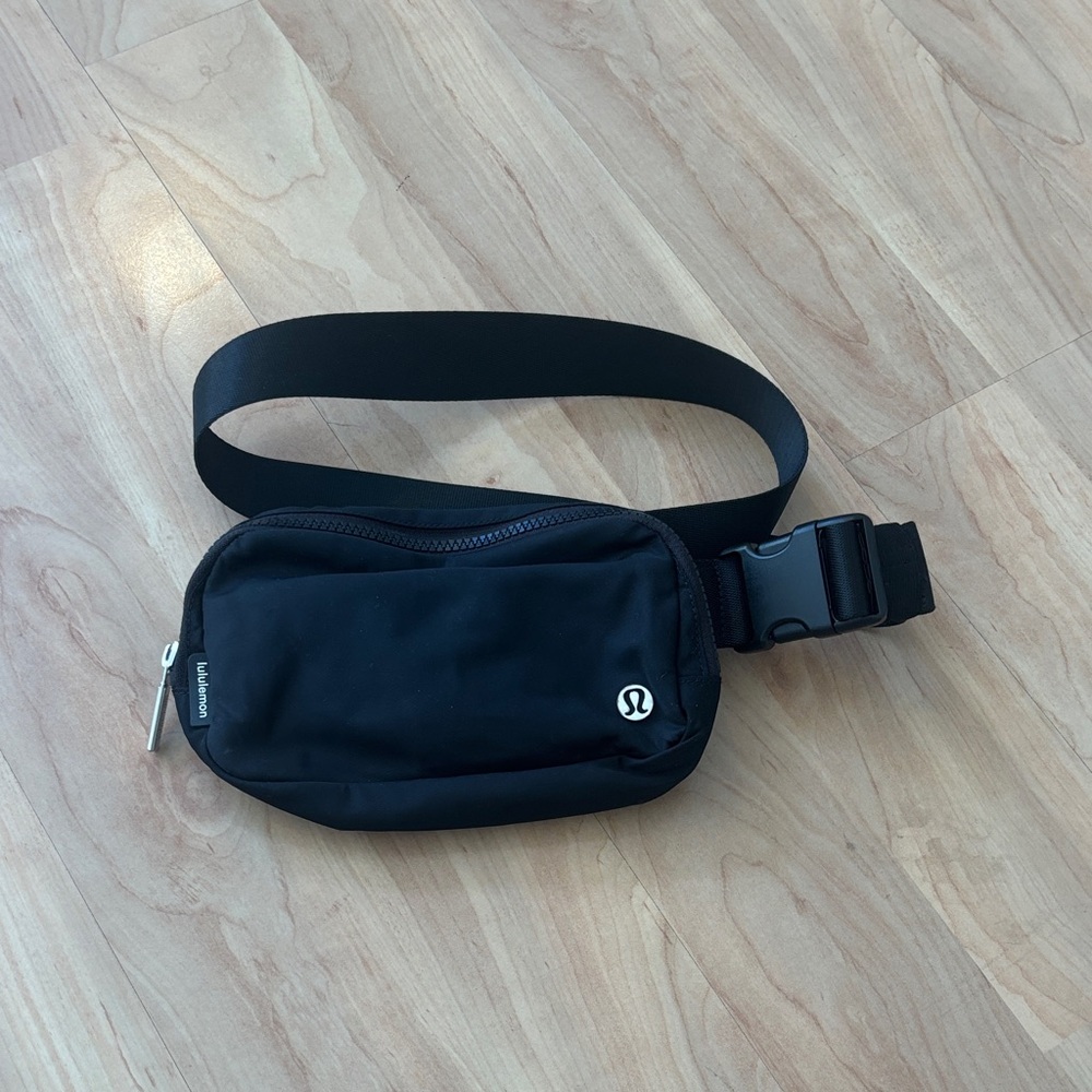 lululemon athletica Everywhere Black Belt Bag 1L